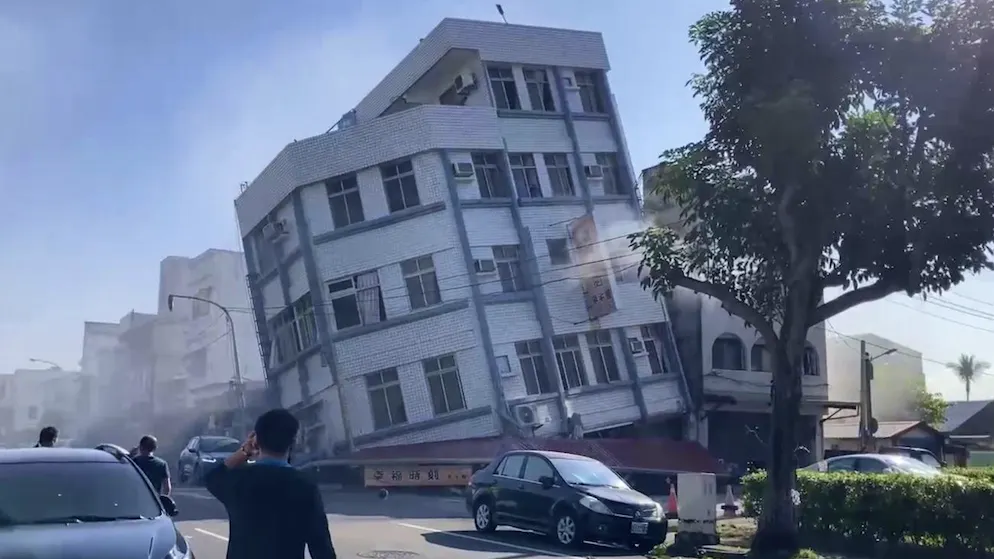 In einem Videostandbild ist ein teilweise eingestürztes Wohngebäude in Hualien im Osten von Taiwan zu sehen. (3. April 2024)