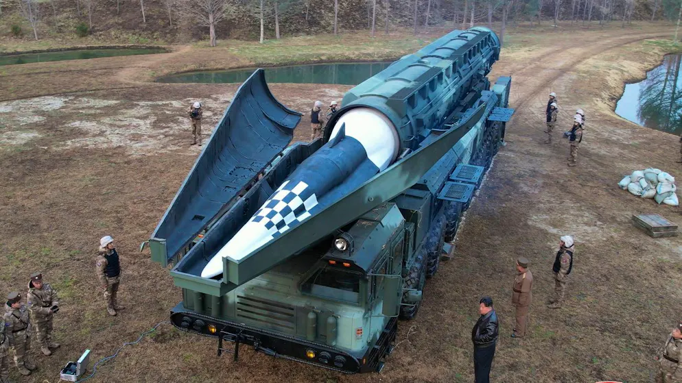 In einem von der nordkoreanischen Regierung veröffentlichten Bild werden die Vorbereitungen für den Test einer weitreichender Hyperschall-Rakete gezeigt. (2. April 2024)