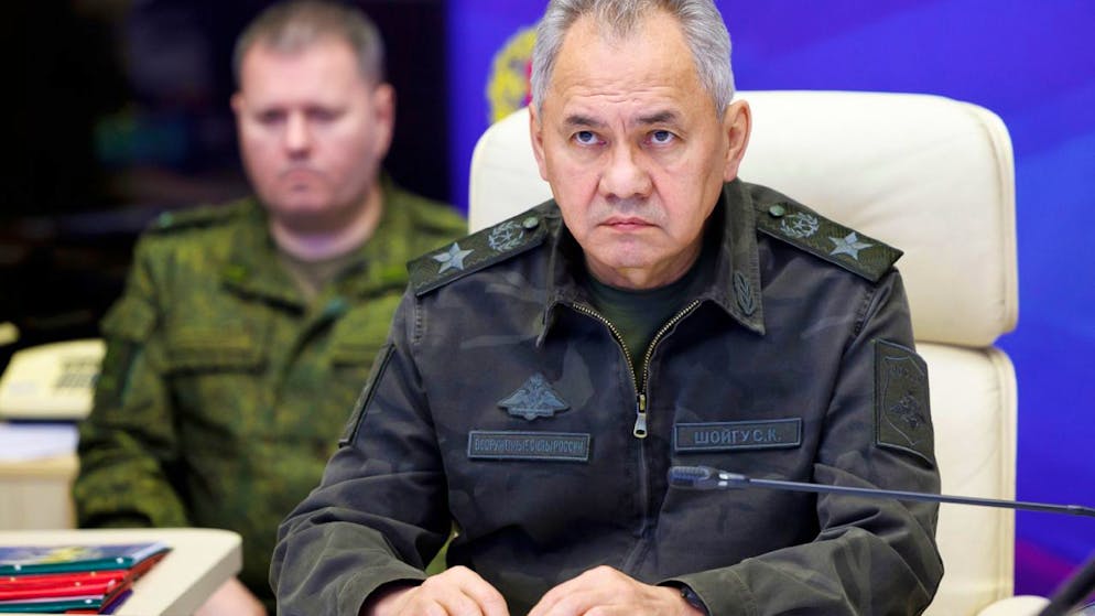 HANDOUT - Sergej Schoigu, Verteidigungsminister von Russland, besucht das militärische Hauptquartier. In einem Telefonat hat Frankreichs Verteidigungsminister Sébastian Lecornu mit Schoigu über den Krieg in der Ukraine geredet. Foto: ---/Russian Defense Ministry Press Service/AP/dpa