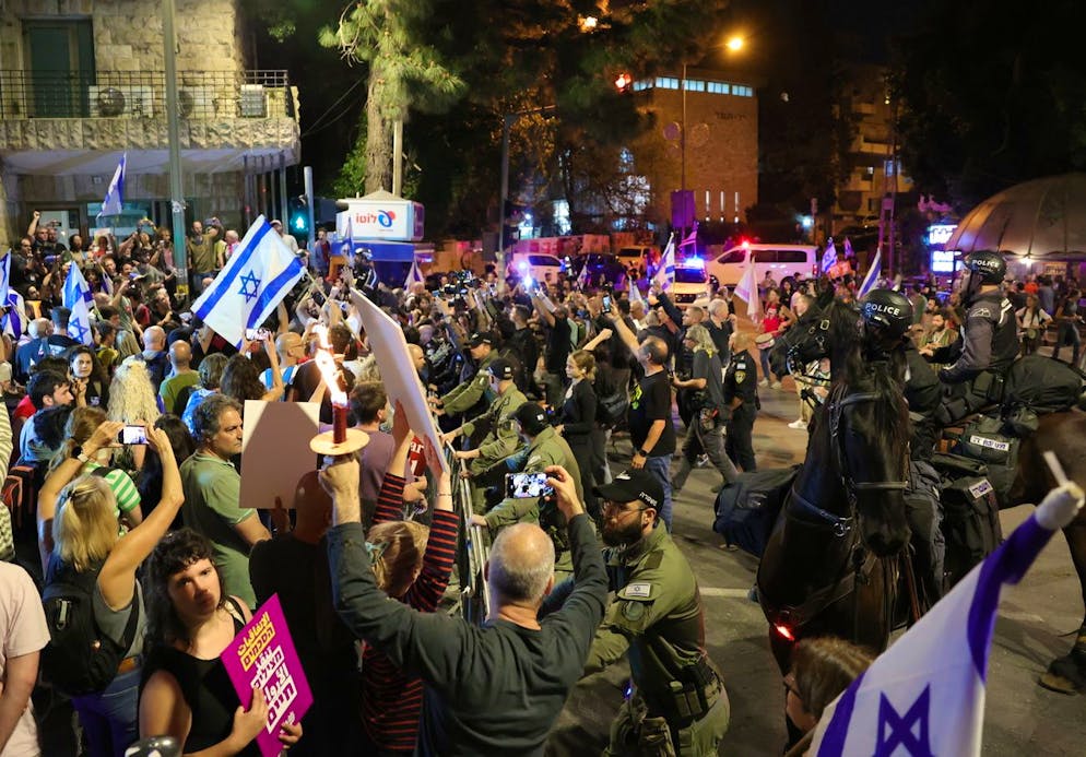 Des manifestants israéliens affrontent les forces de sécurité lors d'une manifestation devant la résidence du Premier ministre Benjamin Netanyahu, à Jérusalem, le 2 avril 2024.