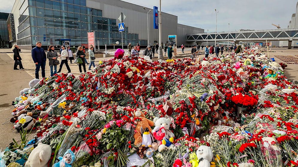 I fiori depositati vicino al Crocus City Hall a Mosca dopo l'attacco terroristico del  22 marzo (foto d'archivio)