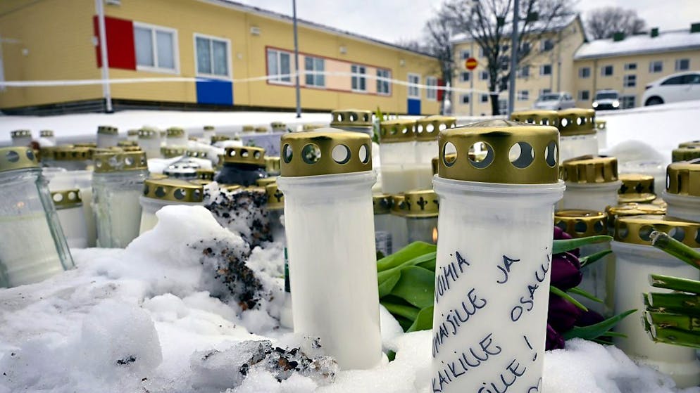 Kerzen und Blumen sind vor der in der Viertola-Schule aufgestellt. Bei Schüssen an der Grundschule ist ein zwölfjähriges Kind ums Leben gekommen, zwei weitere zwölf Jahre alte Schüler wurden schwer verletzt. Foto: Markku Ulander/Lehtikuva/dpa