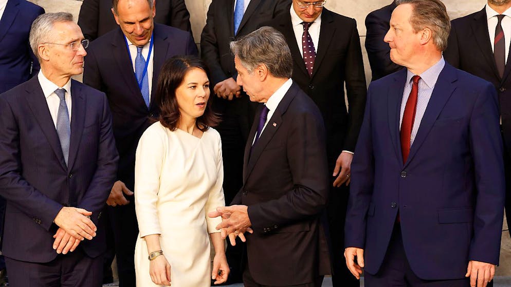 Jens Stoltenberg (l-r), NATO-Generalsekretär, Annalena Baerbock (Bündnis 90/Die Grünen), Außenministerin, Antony Blinken, Außenminister der USA, und David Cameron, Außenminister von Großbritannien, stehen während eines Gruppenfotos der NATO-Außenminister im NATO-Hauptquartier zusammen. Foto: Geert Vanden Wijngaert/AP/dpa