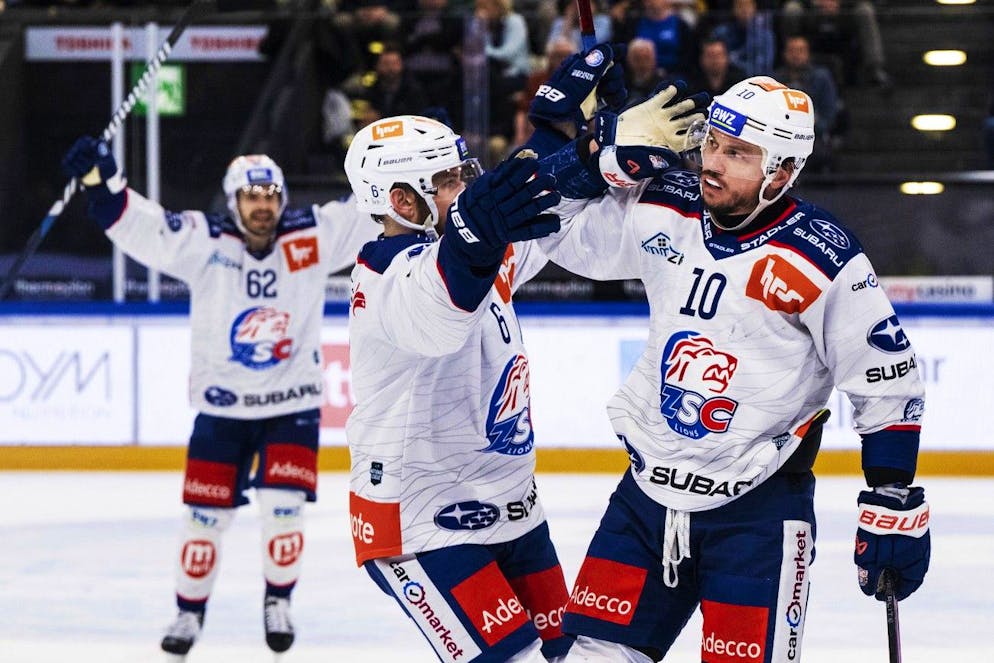 Sven Andrighetto, à droite, du ZSC, célèbre le but du 0-1 lors de la finale des playoff