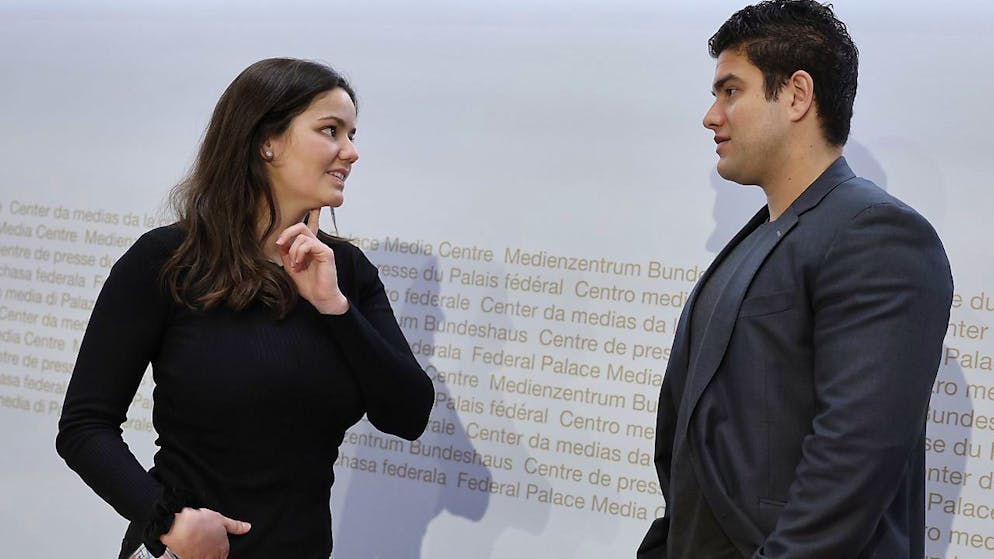 Kantonsrätin Tina Deplazes (hier im Gespräch mit dem ehemaligen Präsidenten der Jungfreisinnigen, Matthias Müller), will zusammen mit Michelle Halbheer Präsidentin der Mitte des Kantons Zürich werden. Die Findungskommission empfiehlt die beiden. (Archivbild)