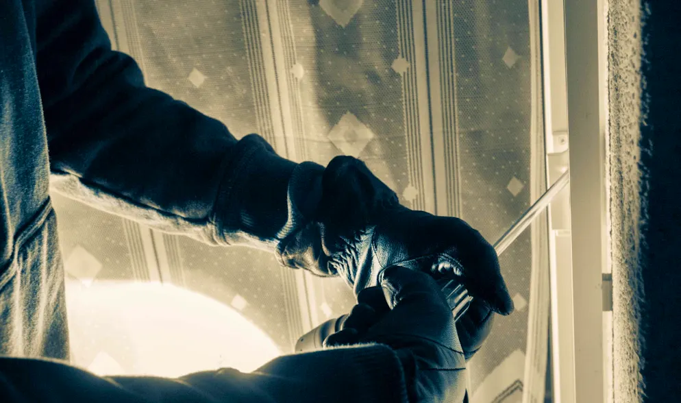 Die unbekannte Täterschaft verschaffte sich über ein Fenster gewaltsam Zutritt zum Firmengebäude.