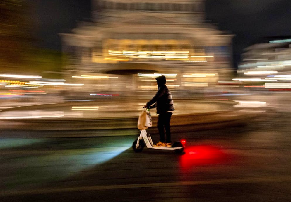 Le conducteur trottinette électrique filait dans la descente d'une route secondaire pentue à une vitesse dépassant la limite autorisée (image d'illustration).