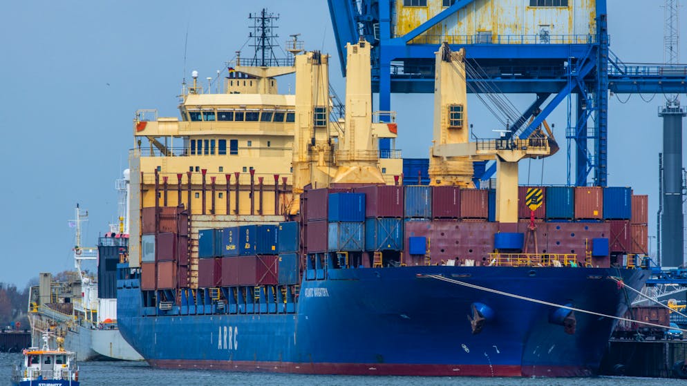 Seit Wochen darf die «Atlantic Navigator II» nicht aus dem Rostocker Hafen auslaufen: Der deutsche Zoll vermutet Sanktionsverstösse.