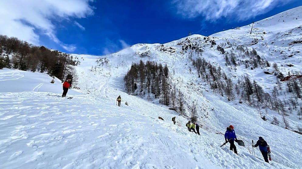 Retter suchen im Lawinenkegel nach den Verschütteten.