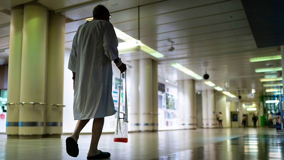 Im Pflegealltag praktisch, aber für viele Patienten eher keine Motivation, sich damit unter die Leute zu wagen: Spitalnachthemden. (Archivbild)