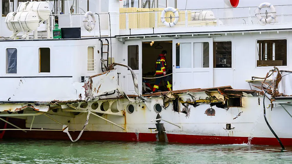 Abîmé par la tempête, le bateau à vapeur "Le Simplon" sera installé sur un dock flottant la semaine prochaine afin d'évaluer le montant des dégâts (archives).