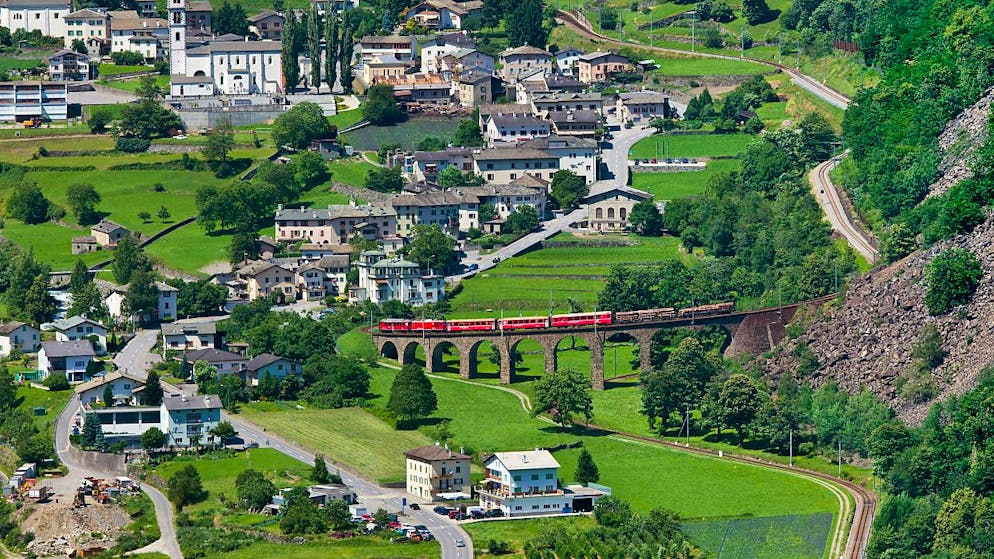 Die RhB-Strecke zwischen Poschiavo und Tirano bleibt voraussichtlich bis 10. April gesperrt: Im Bild das Kreisviadukt von Brusio. 