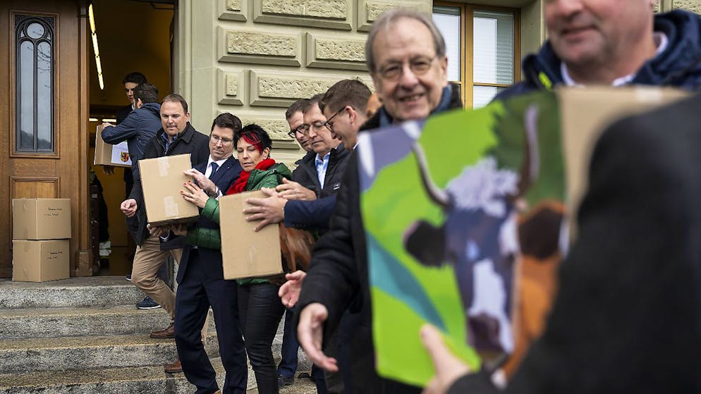 Vertreterinnen und Vertreter der SVP Schweiz reichen die Unterschriften für die Nachhaltigkeitsinitiative bei der Bundeskanzlei ein.