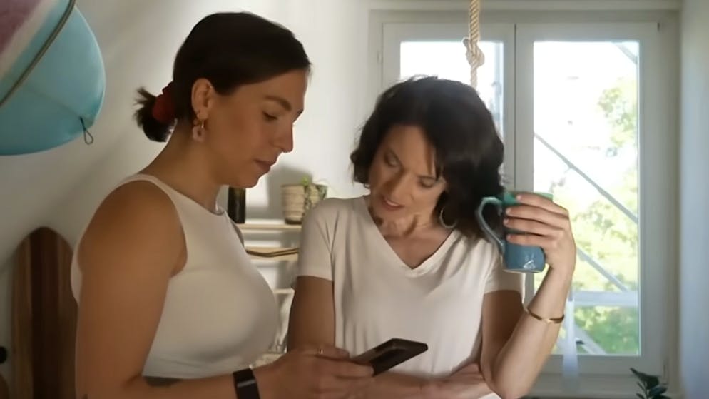 SRF-Moderatorin Mona Vetsch mit der Anlageberaterin von Swiss Life: Der Versicherer nutzte Fotos missbräuchlich.