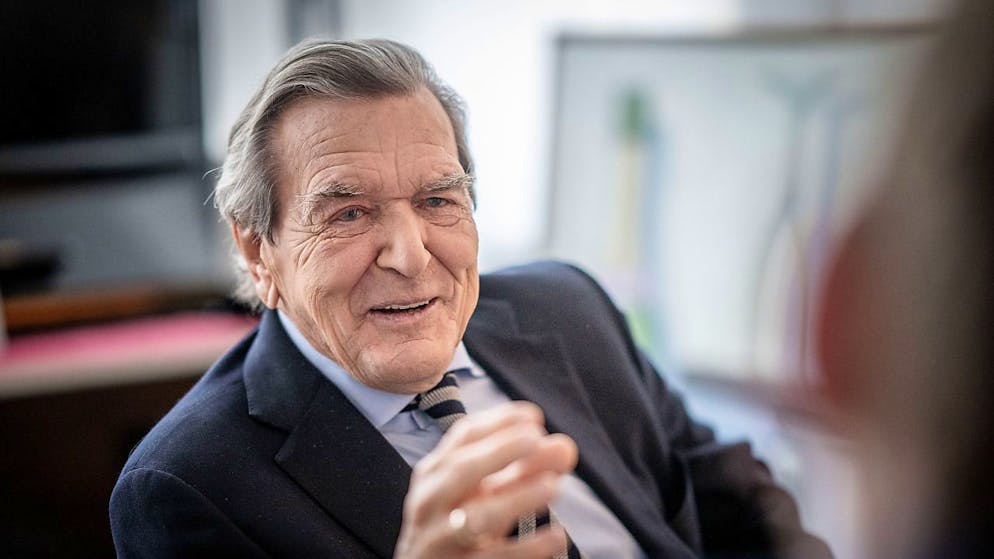 Gerhard Schröder, che domenica compie 80 anni, ha ricoperto la la carica di cancelliere delle Germania dal 1998 al 2005.