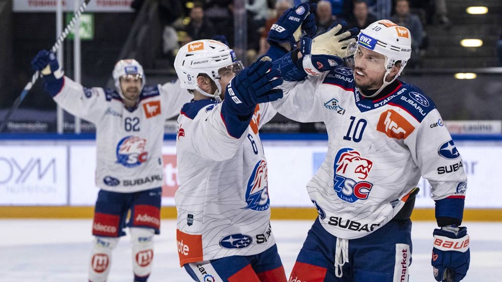 Sven Andrighetto, rechts, vom ZSC feiert das Tor zum 0:1 beim Eishockey Playoff 1/2 Final, Spiel 2 der National League zwischen dem EV Zug und den ZSC Lions.