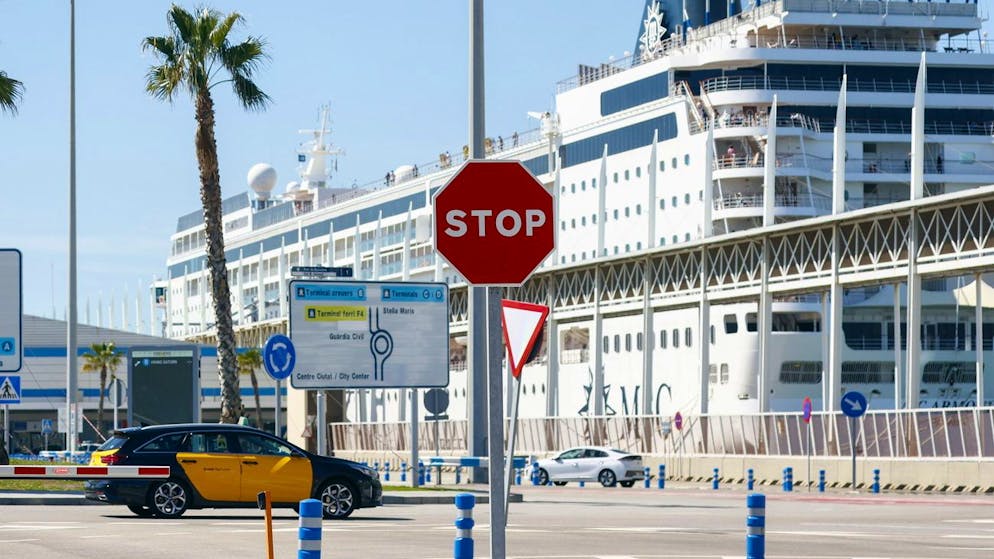Etwa 69 bolivianische Passagiere an Bord des Schiffes haben keine gültigen Visumpapiere für die Einreise in den Schengen-Raum