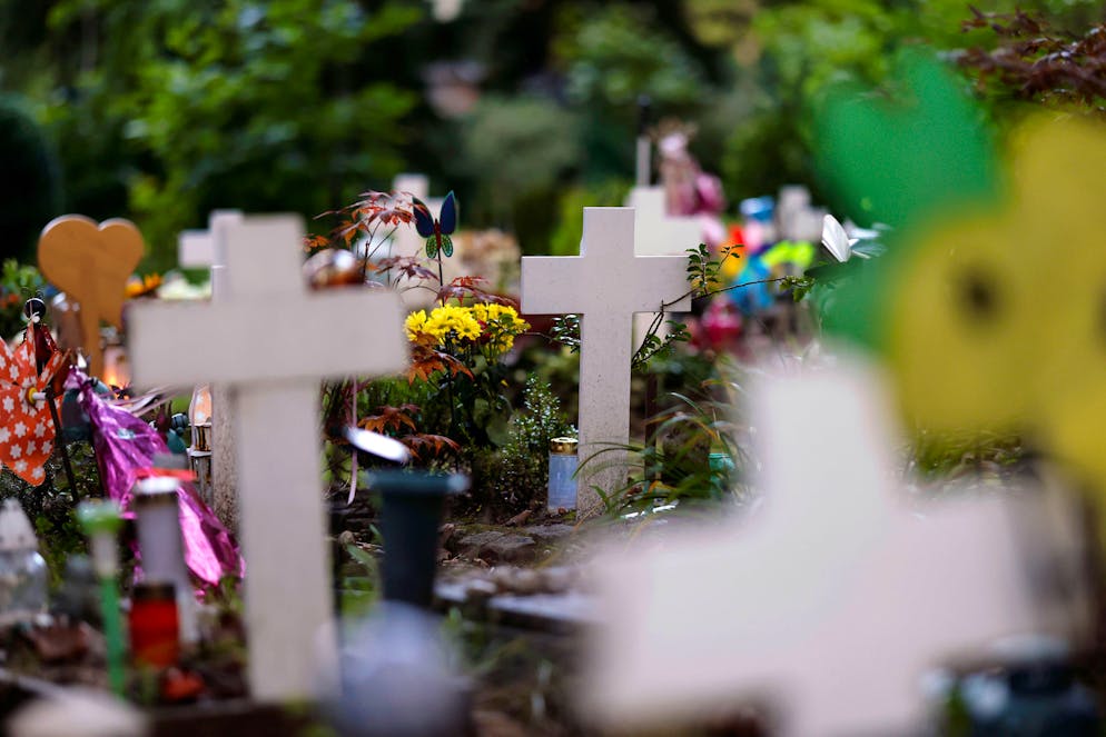 Für Werner Fuchs ist das Grab seiner Tochter auf dem Friedhof in Affoltern am Albis ein Ort, an dem er bei ihr sein kann. Auch noch nach über 20 Jahren nach ihrem Tod. 