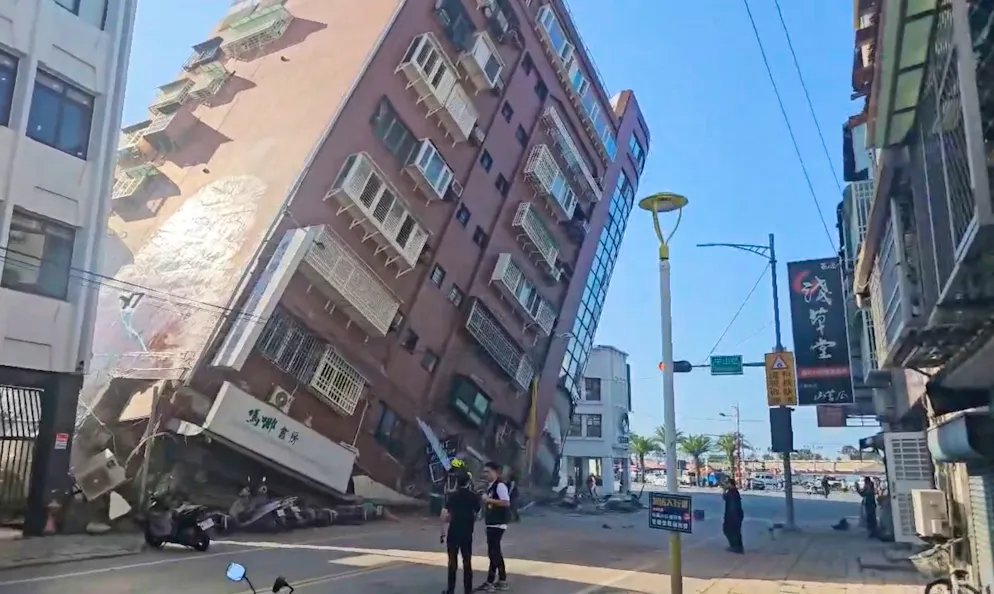 Stärkstes Erdbeben seit 25 Jahren erschüttert Taiwan - Gallery. In einem Videostandbild ist ein teilweise eingestürztes Wohngebäude in Hualien im Osten von Taiwan zu sehen.