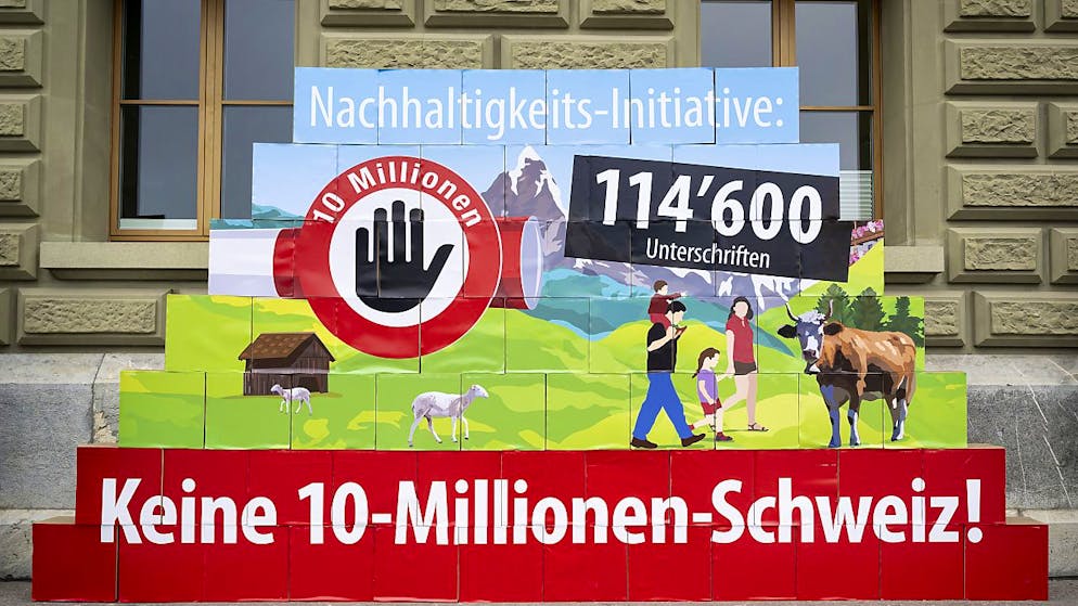 L'UDC ne veut pas d'une Suisse à 10 millions d'habitants. Le parti a réuni 114'600 signatures pour son initiative.