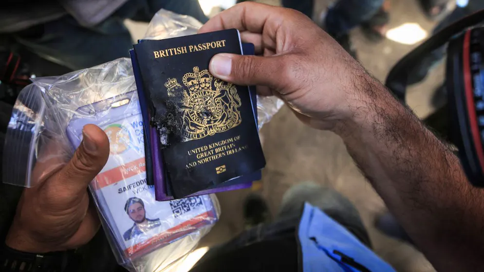 Eine Person trägt den Ausweis eines der bei einem israelischen Luftangriff getöteten Mitglieder der Hilfsorganisation World Central Kitchen vor dem Leichenschauhaus des Mohammed Yousef al-Najar-Krankenhauses in Rafah im südlichen Gazastreifen. Foto: Mohammed Talatene/dpa