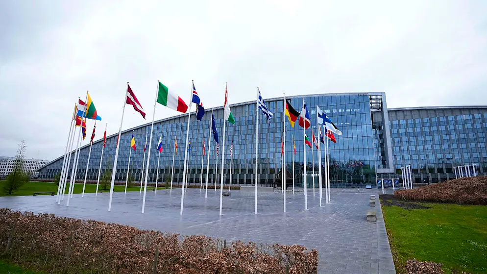 Die Flaggen der NATO-Mitgliedsstaaten flattern im Wind vor dem NATO-Hauptquartier. Die Nato-Außenminister kommen in Brüssel zusammen, um über Pläne für eine besser vorhersehbare, längerfristige Unterstützung der Ukraine zu beraten. Foto: Virginia Mayo/AP/dpa