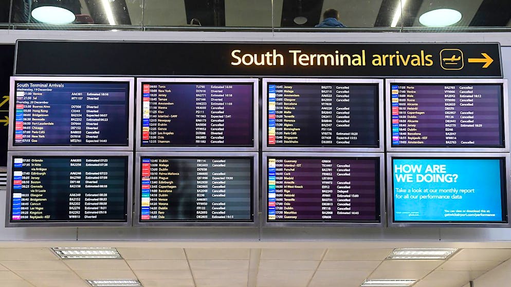 An britischen Flughäfen sollen Passagiere künftig Behälter mit mehr als 100 Millilitern Flüssigkeit ins Handgepäck nehmen dürfen - die Regierung gibt einigen Airports für die Umstellung nun aber mehr Zeit. (Archivbild)