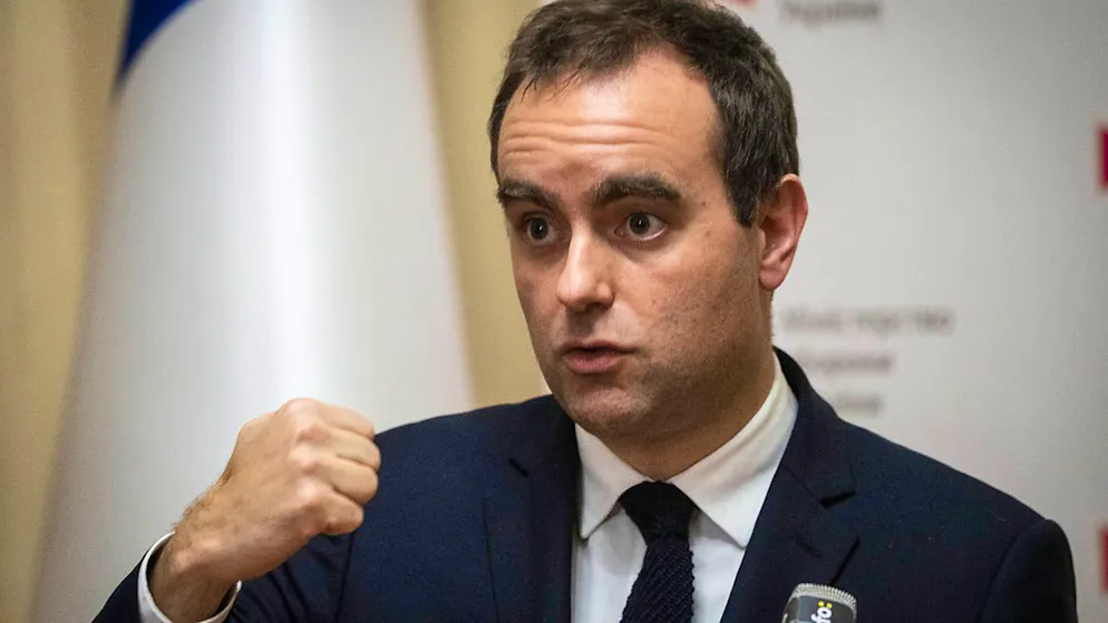 ARCHIV - Sébastien Lecornu, Verteidigungsminister von Frankreich: In einem ersten Telefonat seit rund eineinhalb Jahren hat Lecornu mit seinem russischen Amtskollegen Sergej Schoigu über den Krieg in der Ukraine geredet. Foto: Efrem Lukatsky/AP/dpa