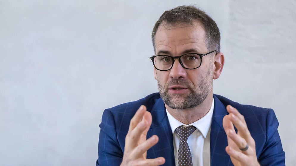 Rekordüberschuss dank hoher Steuereinnahmen: Genfs Regierungspräsident Antonio Hodgers (Grüne) bei der Präsentation der Staatsrechnung 2023. (Archivbild)