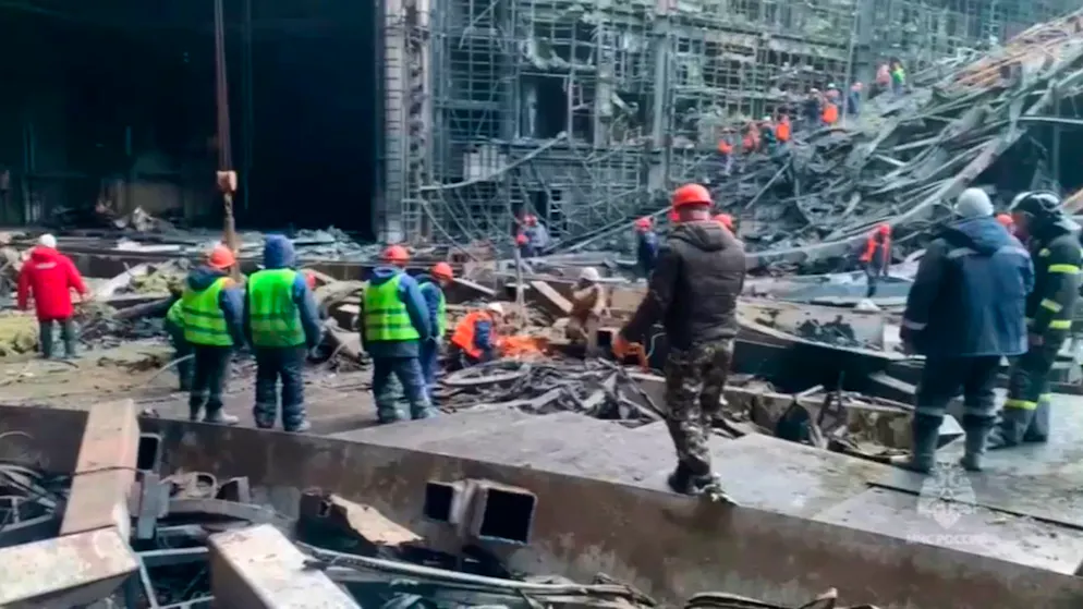 Auf diesem vom Pressedienst des russischen Katastrophenschutzministeriums veröffentlichten Foto arbeiten Rettungskräfte in der ausgebrannten Konzerthalle nach einem Terroranschlag auf das Gebäude der Crocus City Hall. Foto: Uncredited/Russian Emergency Ministry Press Service/AP/dpa