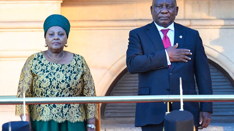ARCHIV - Parlamentspräsidentin Nosiviwe Mapisa-Nqakula (links), mit Südafrikas Präsident Cyril Ramaphosa, vor seiner Rede zur Lage der Nation im Februar. Foto: Rodger Bosch/POOL AFP/AP/dpa