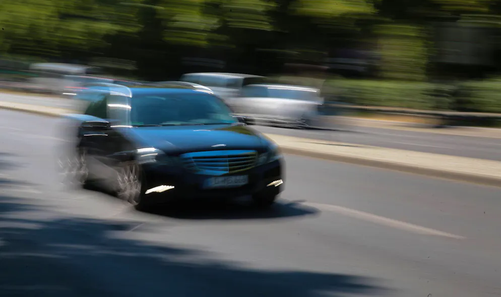 Vier dunkle Autos mit Aargauer Kennzeichen lieferten sich laut der Polizei am Wochenende ein Autorennen. 