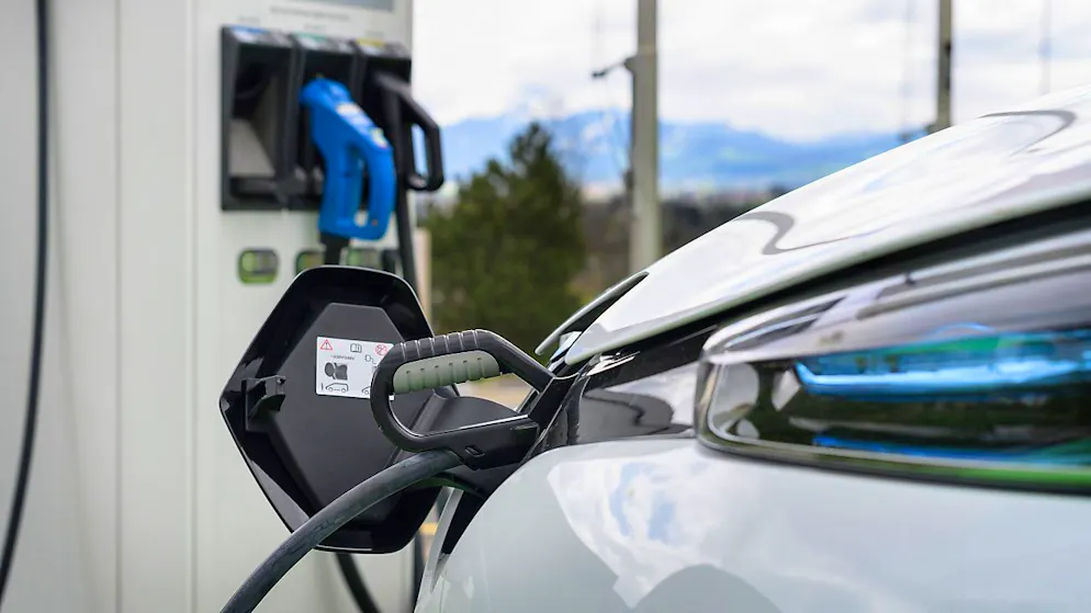Elektroautos sollen im Kantons Solothurn nicht mehr von der Motorfahrzeugsteuer befreit sein. Sie sollen aber einen Rabatt von 20 Prozent erhalten, als Ausgleich für das wegen der Batterie höhere Fahrzeuggewicht. (Symbolbild)