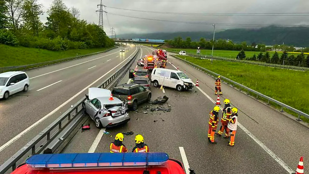 Drei Verletzte, viel Blechschaden und Verkehrsstau: Das war die Bilanz einer Kollision von fünf Fahrzeugen im vergangenen Mai auf der A1. (Archivbild)