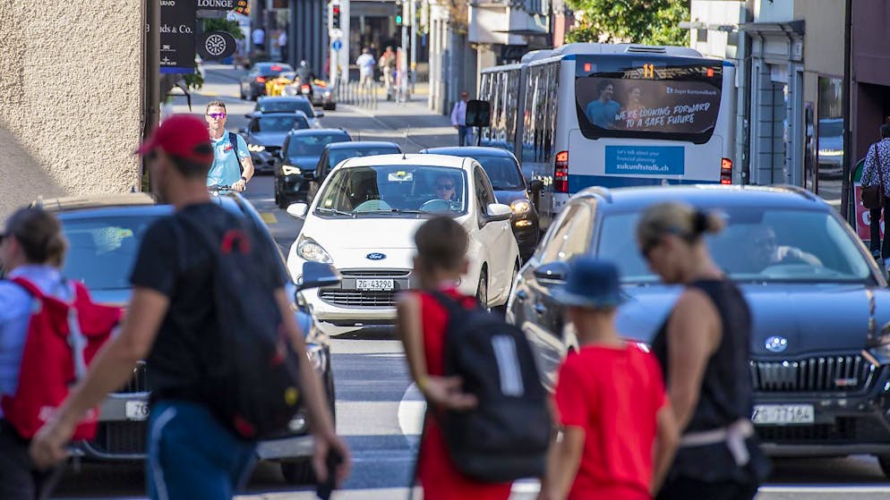 Passanten und Verkehr am Kolinplatz in der Stadt Zug.: Im Hauptort lebten 2023 31'992 Personen, 523 mehr als im Jahr zuvor. (Archivaufnahme)
