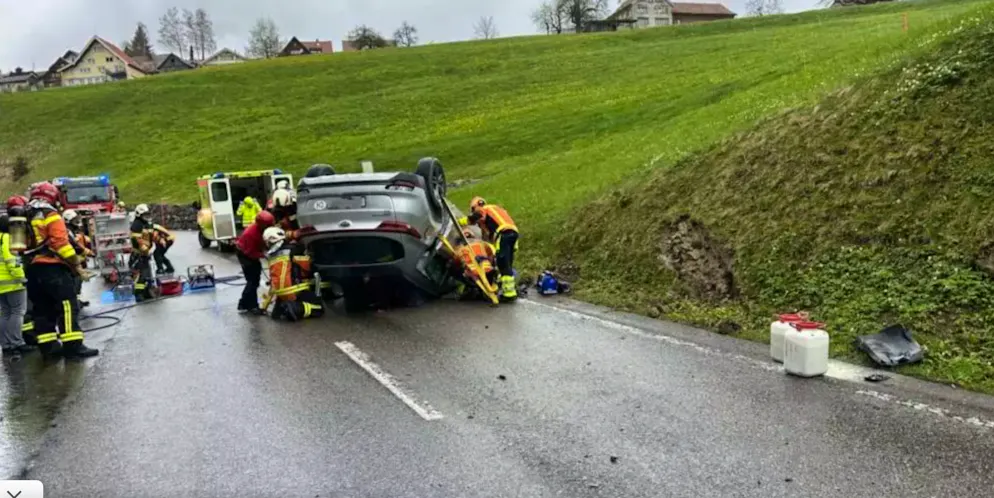 Das Auto überschlug sich nach der Kollision mit dem Postauto. 