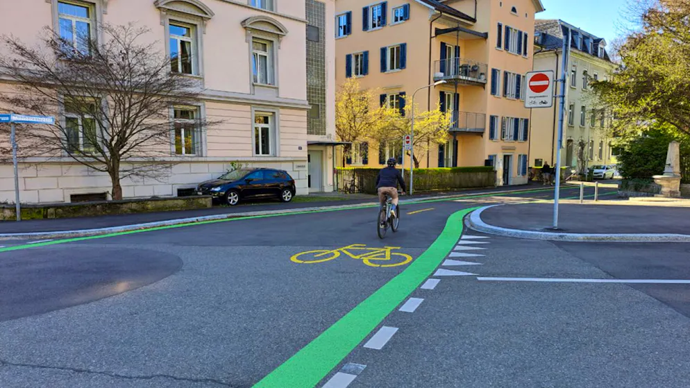 Die zweite Velovorzugsroute in der Stadt Zürich ist eröffnet. Sie führt über rund 2,5 Kilometer auf der Mühlebachstrasse und der Zollikerstrasse.