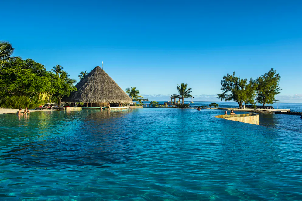 Grosser Swimmingpool eines Luxushotels auf Tahiti: Die Reisen sind vor allem bei gut betuchten Kunden sehr beliebt.