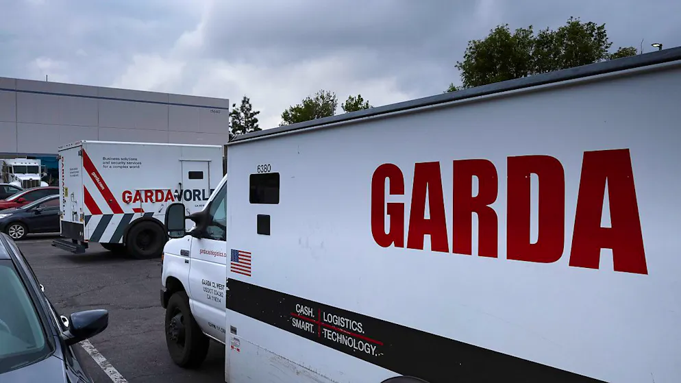 Gepanzerte Lastwagen parken vor den Büros von GardaWorld im Stadtteil Sylmar von Los Angeles. Foto: Richard Vogel/AP