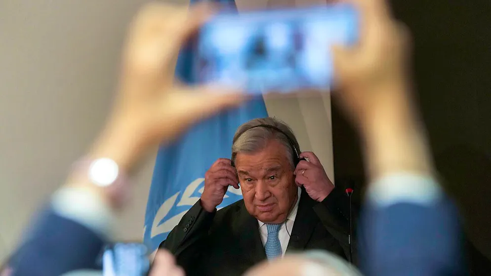 Antonio Guterres, Generalsekretär der Vereinten Nationen, hört während einer Pressekonferenz Hauptquartier des Außenministeriums dem ägyptischen Außenminister Schukri zu. Foto: Amr Nabil/AP/dpa
