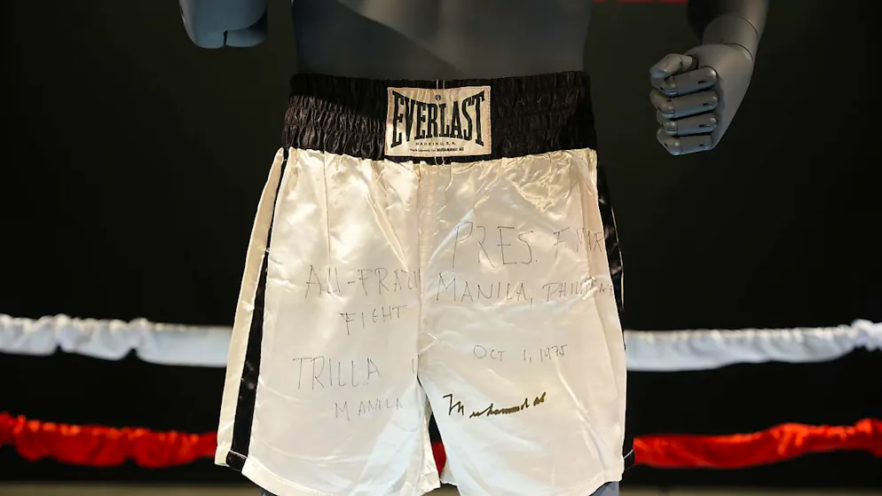 Die weisse Boxhose, die Muhammed Ali bei seinem legendären Boxkampf "Thrilla in Manila" im Jahr 1975 trug, wird derzeit in New York versteigert.