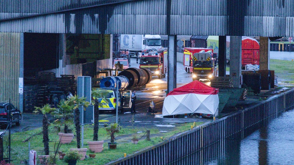 Im Dortmunder Hafen sicherte die Kriminalpolizei in einem Tatort-Schutzzelt Spuren.