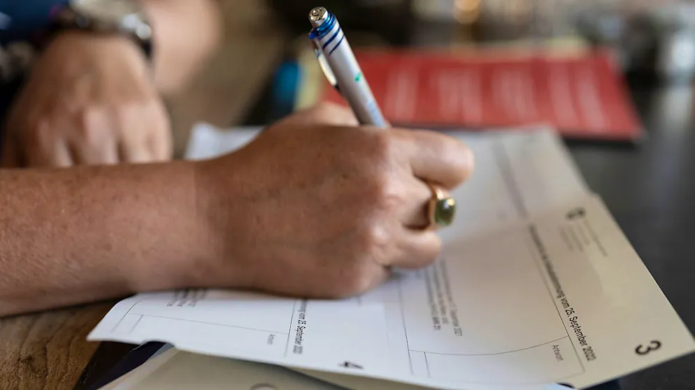 Le Conseil fédéral rejette les trois initiatives populaires soumises aux urnes le 9 juin. Il dit non à l'initiative du PS pour l'allègement des primes, non à l'initiative du Centre pour un frein aux coûts et non à l'initiative Stop à la vaccination obligatoire. (photo symbolique)