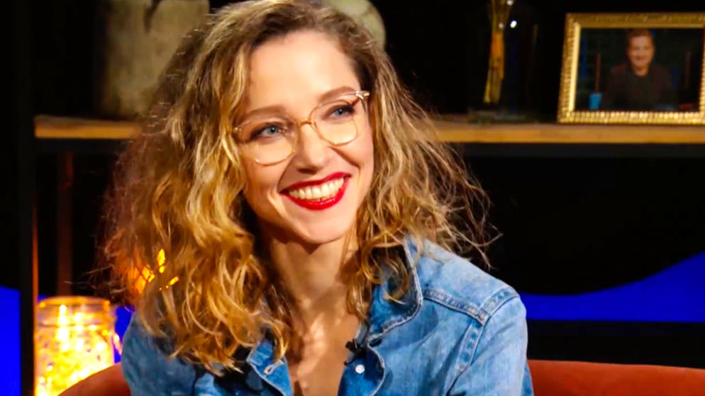 Comedienne Martina Hügi bei «On the Rocks». So einfach komponierst du mit einer Milchpumpe einen Song