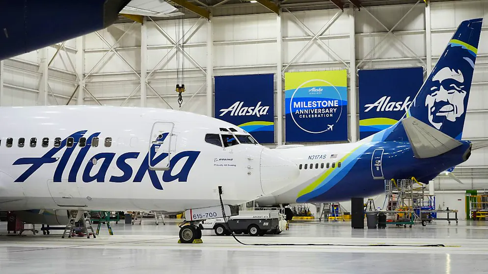 Die wochenlange Stilllegung von Boeing-Maschinen des Typs 737-9 Max nach einem Beinahe-Unglück im Januar bringt dem Flugzeugbauer hohe Kosten ein. (Archivbild)