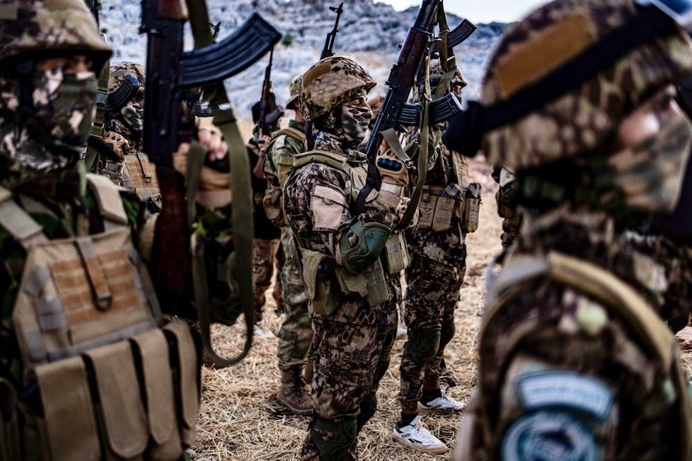 Kämpfer der islamistischen militanten Gruppe HTS nehmen an einem Militärmanöver teil. 