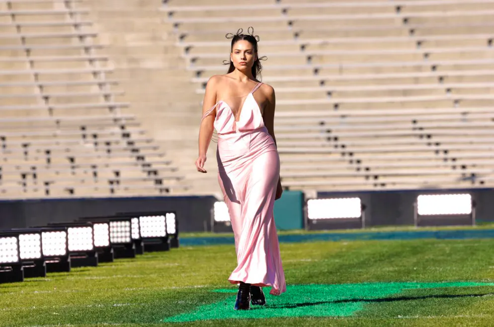 «GNTM»: Folge 8 mit «Nipplegate» und Orientierungsproblemen. Xenia mit ihrem persönlichen «Nipplegate»: Beim Entscheidungs-Walk in einem Football-Stadion stand die Studentin plötzlich obenrum «im Freien».
