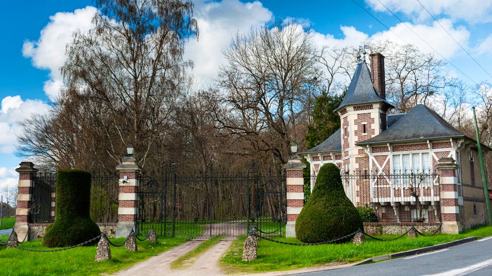 A Douchy-Montcorbon, la forêt abrite un des derniers géants du cinéma français : Alain Delon.