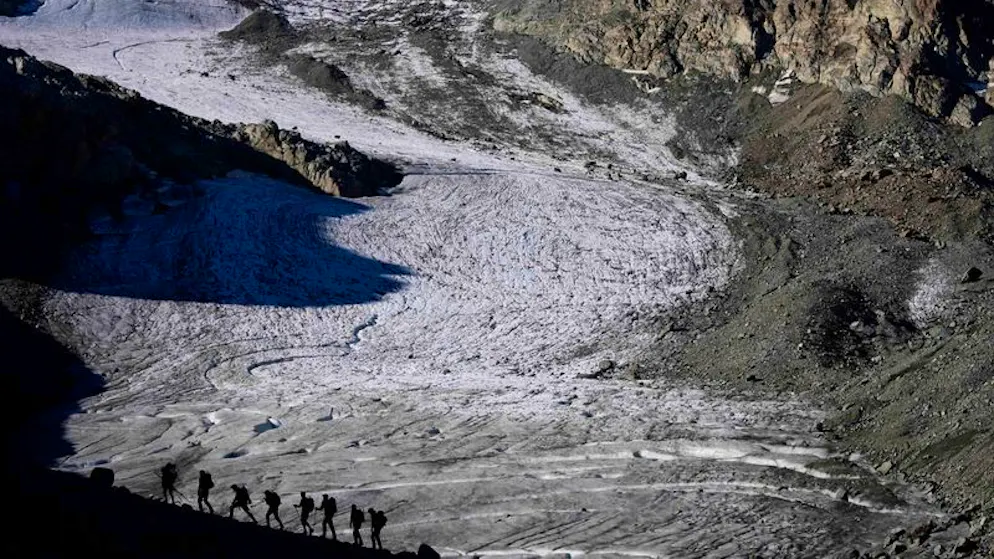 Eine Gruppe von Wanderern ist auf dem Weg zum Jamtalferner-Gletscher in der Nähe von Galtür. Foto: Matthias Schrader/AP