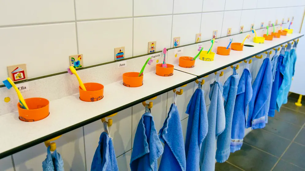 Die St. Galler Regierung will Eltern für die familienergänzende Kinderbetreuung finanziell mehr entlasten. (Archivbild)